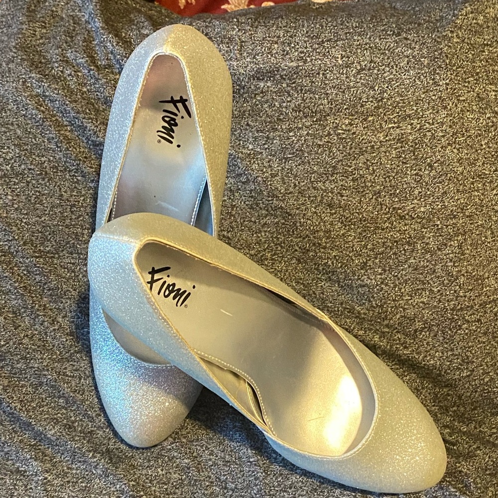 Fioni Night silver shimmer heel